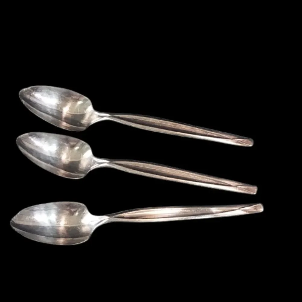 3 Vintage WM Rogers MFG CO Serrated Grapefruit Spoons Silverplate 6 In long